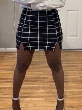 BEAUTIFUL NEVER WORN MINI SKIRT